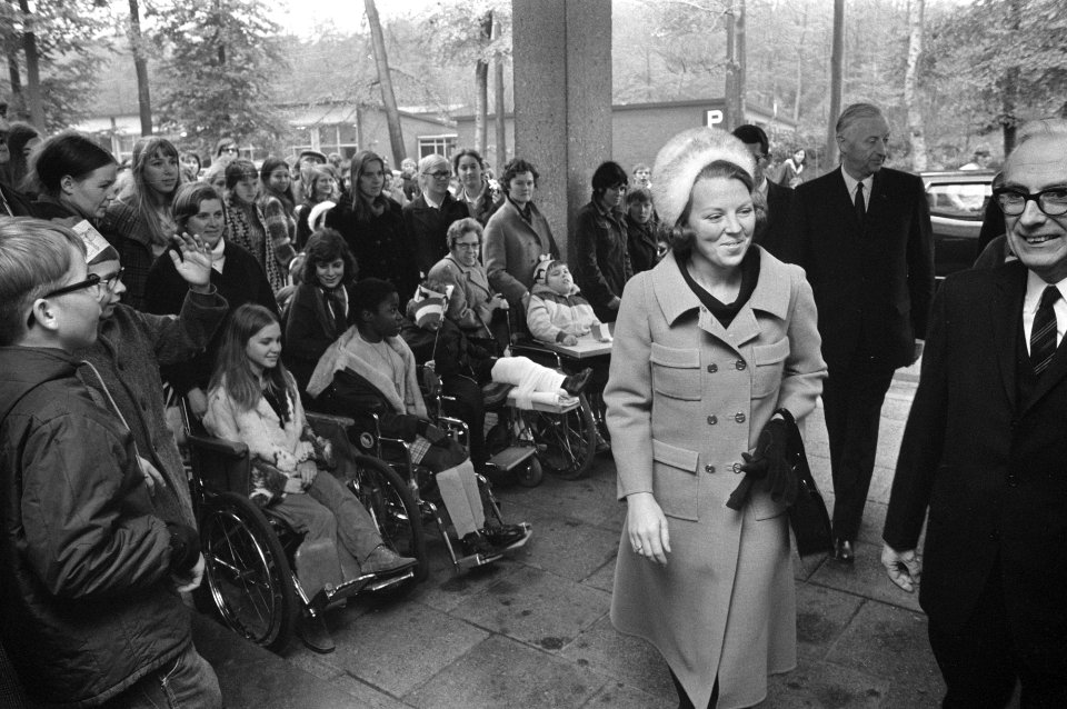 Prinses Beatrix opent Willem Alexander Manege te Arnhem, Bestanddeelnr 925-1067