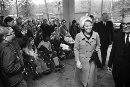 Prinses Beatrix opent Willem Alexander Manege te Arnhem, Bestanddeelnr 925-1067