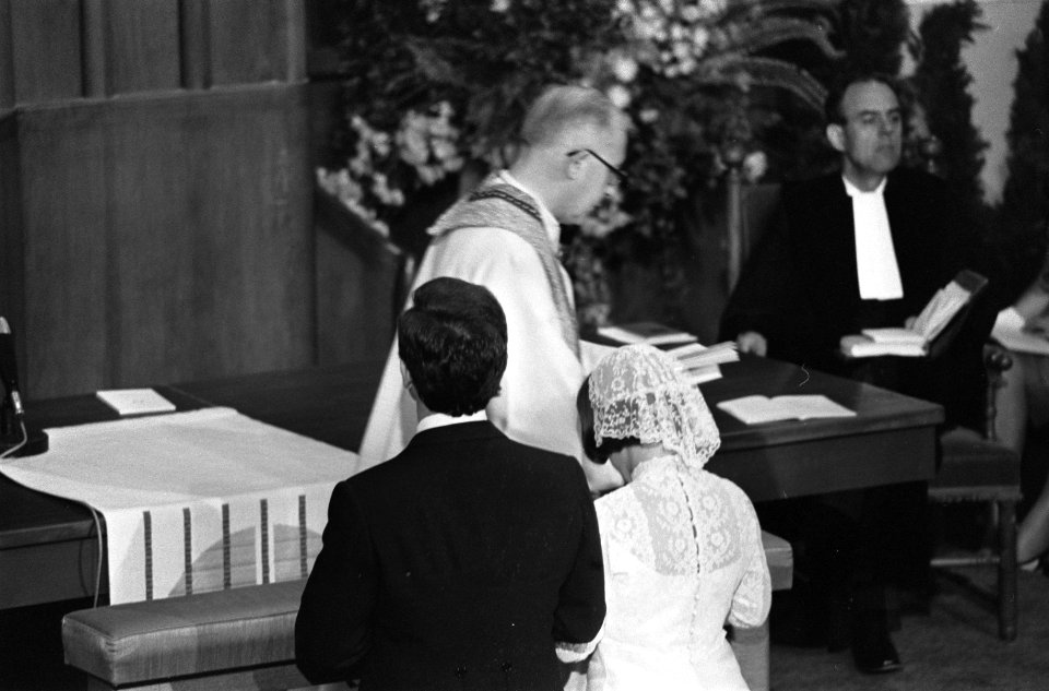 Prinses Christina en Jorge Guillermo tijdens de plechtigheid, voor hen pater Bot, Bestanddeelnr 928-0231