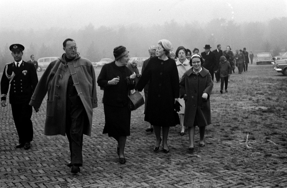 Prinses Beatrix vertrokken voor een reis van 2 maanden naar Aziatische landen, v, Bestanddeelnr 914-4250