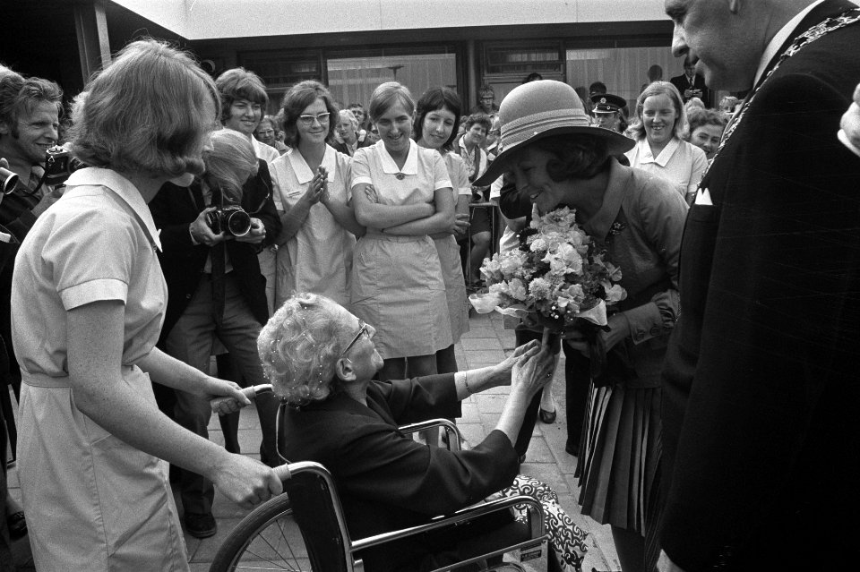 Prinses Beatrix opent ziekenhuiscomplex Triotel Leeuwarden, Bestanddeelnr 924-8033