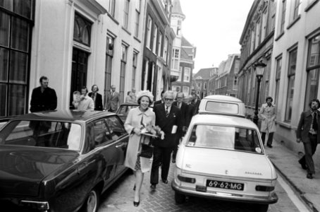 Prinses Beatrix wandelt met mr. P.J. Verdam (commissaris van de koningin in Utre, Bestanddeelnr 927-9262