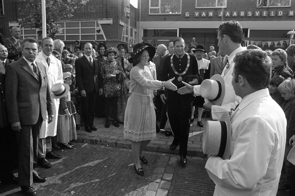 Prinses Beatrix opent in Woerden kaasmarkt tgv 600 jarig bestaan van Woerden, Bestanddeelnr 925-8961
