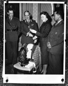 Prinses Beatrix overhandigt deputatie van KMA een uniform, Bestanddeelnr 910-8403