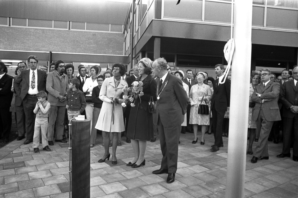 Prinses Beatrix opent sporthal Strijland te Nijkerk, Bestanddeelnr 925-9097