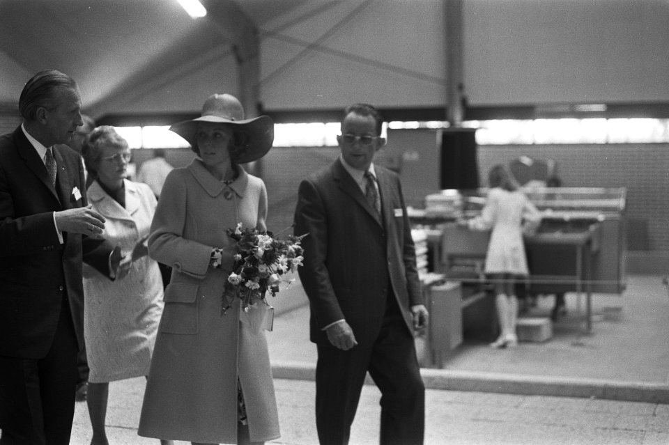 Prinses Beatrix tijdens de rondleiding, Bestanddeelnr 924-5750