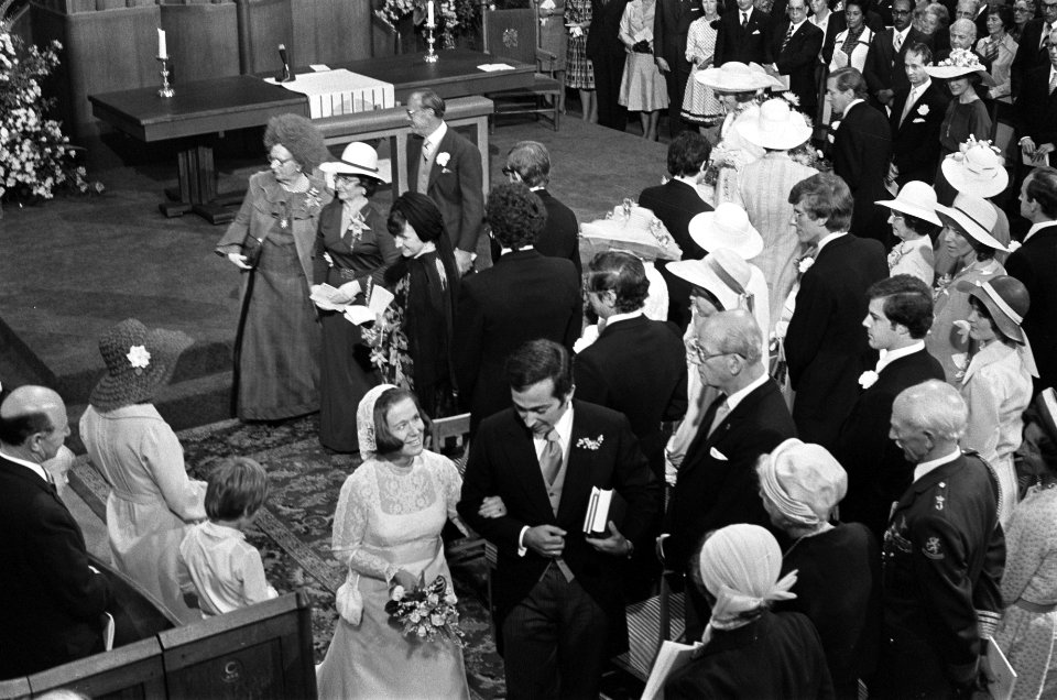 Prinses Christina en Jorge Guillermo verlaten de Domkerk, links bovenaan vlnr ko, Bestanddeelnr 928-0222