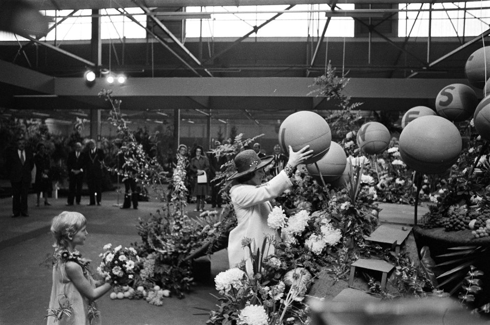 Prinses Beatrix opent Westland 19 Nu in Poeldijk Prinses verricht opening doo, Bestanddeelnr 928-7945