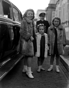 Prinses Beatrix vierde tiende verjaardag. De drie prinsessen voor vertrek naar B, Bestanddeelnr 902-5636