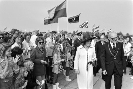 Prinses Beatrix opent Westland 19Nu in Poeldijk aankomst buiten (zwaaiend), Bestanddeelnr 928-7949