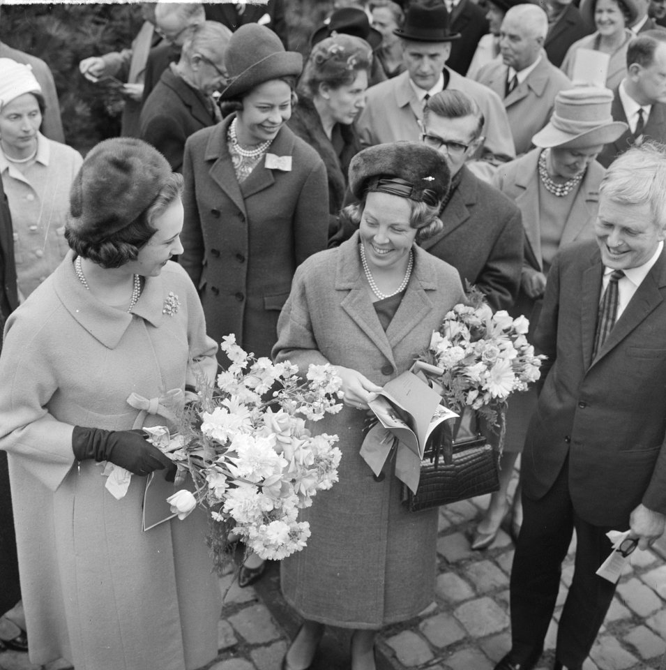Prinses Benedikte van Denemarken opende Madurodam, naast haar Prinses Beatrix, Bestanddeelnr 917-6242