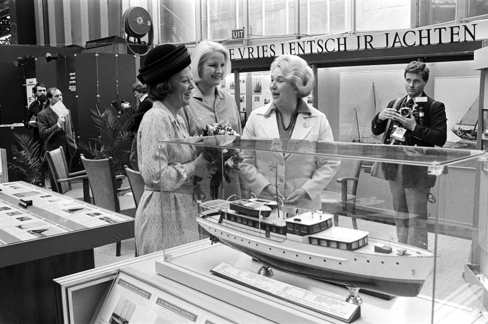 Prinses Beatrix opent Hiswa 80 in RAI, Amsterdam tijdens rondgang over Hiswa, Bestanddeelnr 930-7220