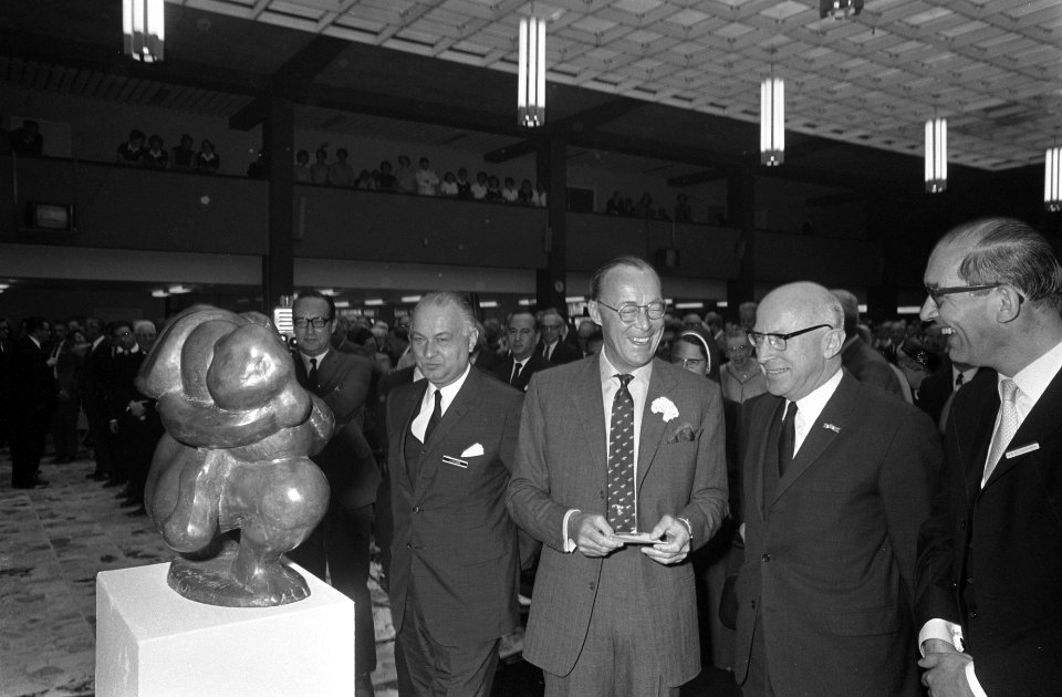 Prinses Bernhard opende Sint Lucasziekenhuis te Amsterdam. Professor Barnard aan, Bestanddeelnr 921-4206