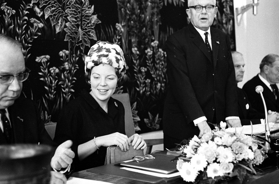 Prinses Beatrix vergadering van de SER bijgewoond te Den Haag De drs Hub L , Bestanddeelnr 915-7661
