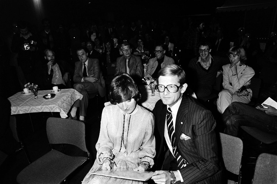 Prinses Margriet (l) met naast haar Pieter van Vollenhoven bekijkt de hoes, Bestanddeelnr 930-5358