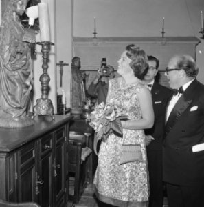 Prinses Beatrix opent antiekbeurs te Delft Prinses Beatrix tijdens de rondgang, Bestanddeelnr 915-2990