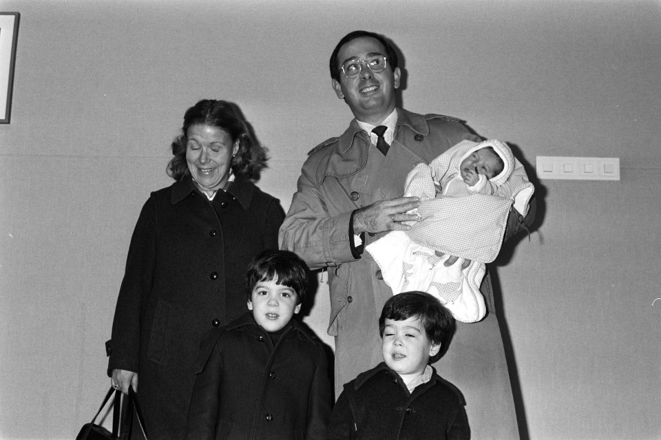 Prinses Christina, Jorge met dochter Juliana op de arm, Nicolas (links) en Berna, Bestanddeelnr 931-7724