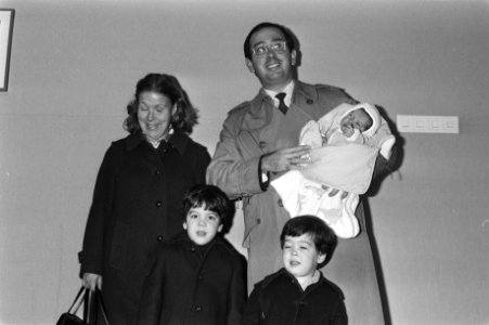 Prinses Christina, Jorge met dochter Juliana op de arm, Nicolas (links) en Berna, Bestanddeelnr 931-7724
