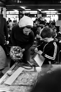 Prinses Beatrix opent wijkwinkelcentrum en scholencomplex Waldervaart in Schagen, Bestanddeelnr 929-6924
