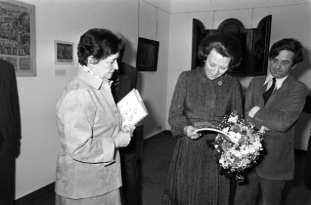 Prinses Beatrix werpt een blik in het boek De kogel door de kerk De opstand in, Bestanddeelnr 930-1338