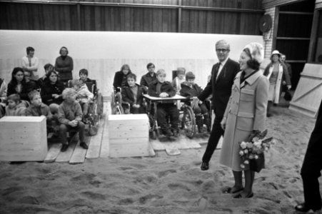Prinses Beatrix opent Willem-Alexander Manege te Arnhem, Bestanddeelnr 925-1070