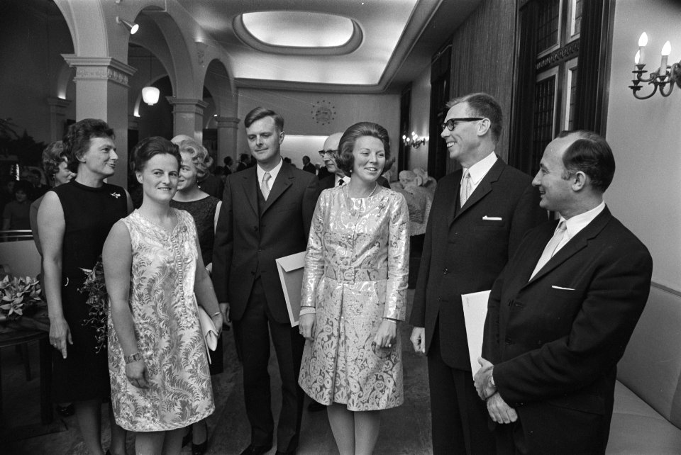 Prinses Beatrix was bij bijeenkomst in Concertgebouw t.b.v. 100 jaar Winkler Prins encyclopedie, Bestanddeelnr 923-9116