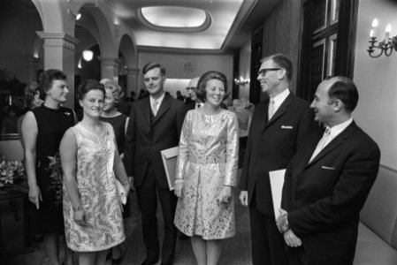 Prinses Beatrix was bij bijeenkomst in Concertgebouw t.b.v. 100 jaar Winkler Prins encyclopedie, Bestanddeelnr 923-9116
