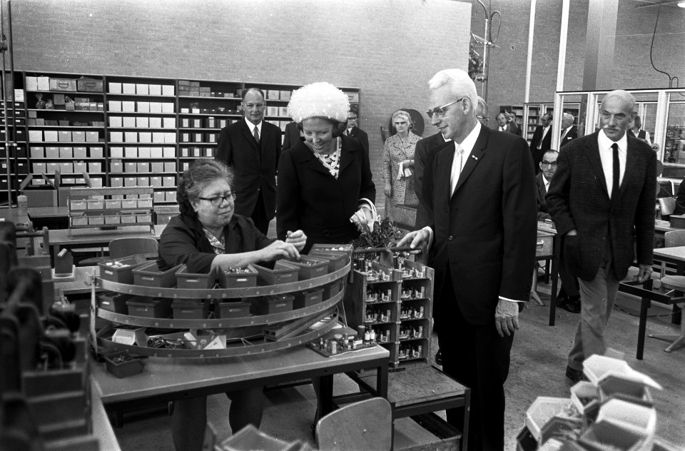 Prinses Beatrix opent in Dordrecht gebouw Dienst Sociale Werkvoorziening Beatr, Bestanddeelnr 923-7142