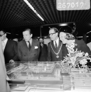 Prinses Beatrix opent Hoog Catharijne in Utrecht, Beatrix, Claus en Burgemeester, Bestanddeelnr 926-7017 photo