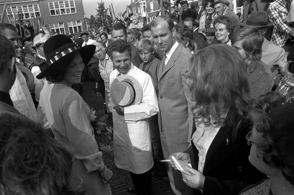 Prinses Beatrix opent in Woerden kaasmarkt tgv 600 jarig bestaan van Woerden, Bestanddeelnr 925-8964