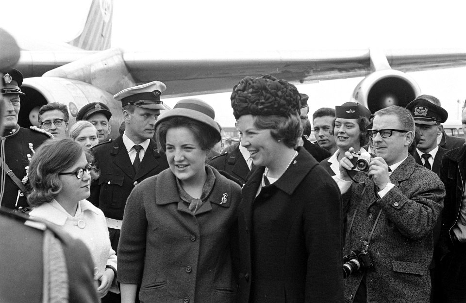 Prinses Beatrix terug in Nederland, verwelkomd door Prinses Margriet en Prinses , Bestanddeelnr 916-3237