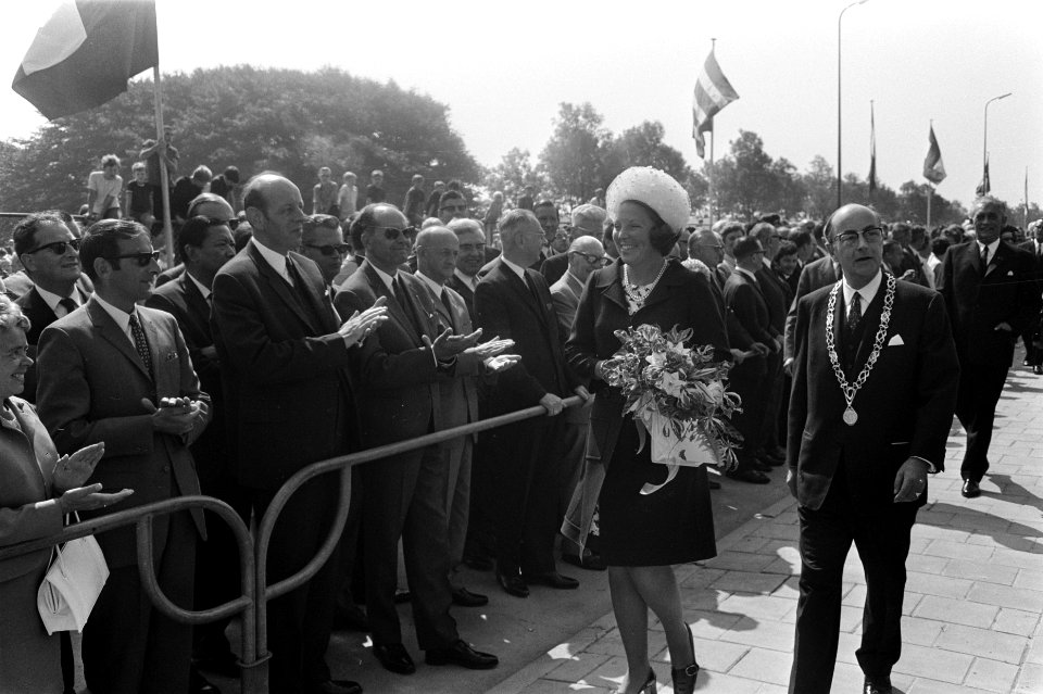 Prinses Beatrix opent in Dordrecht gebouw Dienst Sociale Werkvoorziening, Bestanddeelnr 923-7147