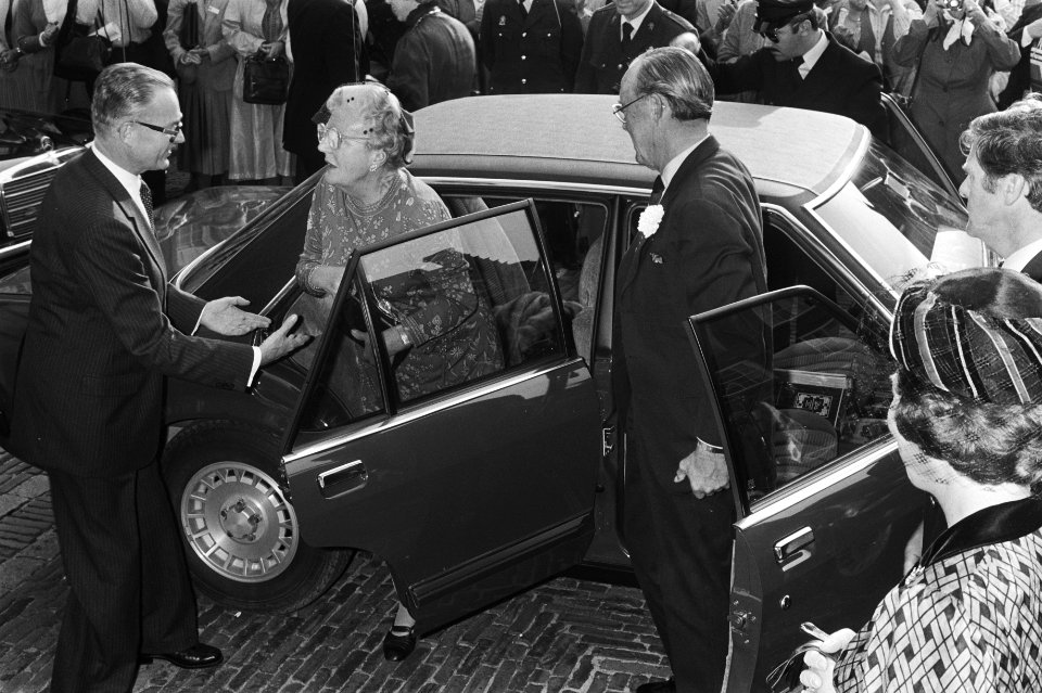 Prinses Juliana wordt verwelkomd door W. Scholten (vice-voorzitter) rechts Prin, Bestanddeelnr 931-7188