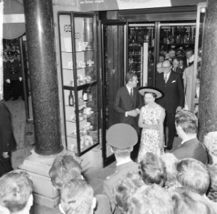 Prinses Margaret en Lord Snowdon winkelen in Leidsestraat, tijdens het winkelen, Bestanddeelnr 917-7733