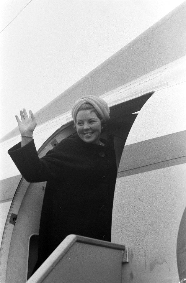 Prinses Beatrix vertrokken voor een reis van 2 maanden naar Aziatische landen, e, Bestanddeelnr 914-4248
