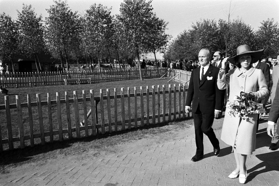 Prinses Beatrix tijdens de rondleiding, Bestanddeelnr 924-5743