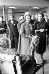 Prinses Beatrix opent streekziekenhuis De Plantage . Rondgang, Bestanddeelnr 912-9711