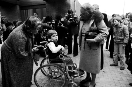 Prinses Juliana opende dagverblijf voor meervoudig gehandicapte kinderen Nifterlake in Amstelveen, Juliana bij een kind, Bestanddeelnr 931-4108 photo