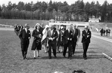 Prinses Beatrix tijdens de rondleiding, Bestanddeelnr 924-5264
