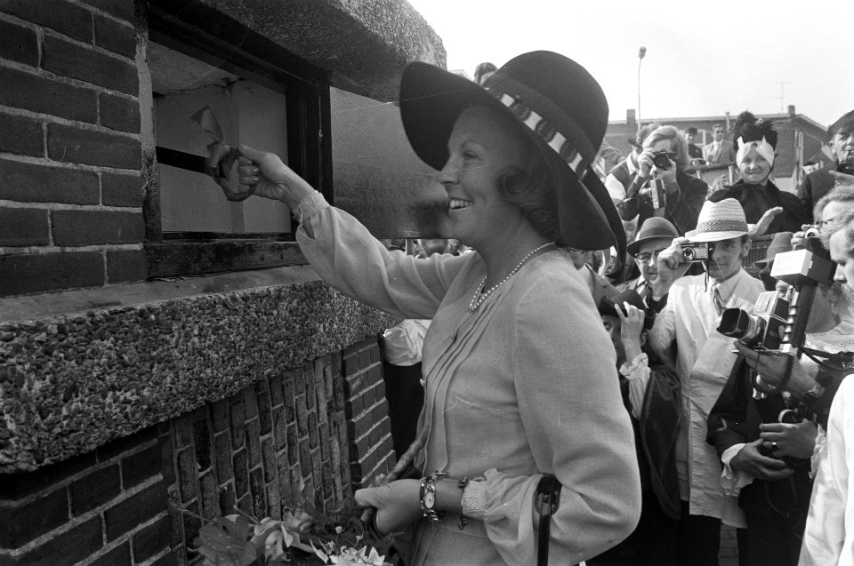 Prinses Beatrix opent in Woerden kaasmarkt tgv 600 jarig bestaan van Woerden,, Bestanddeelnr 925-8955