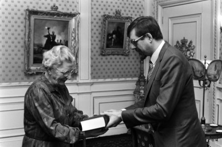 Prinses Juliana ontvangt het eerste exemplaar van het Groot Woordenboek van Hede, Bestanddeelnr 933-1815