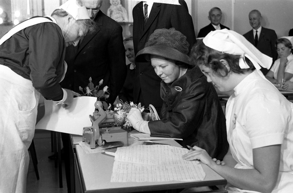 Prinses Beatrix opent Dijkzigt. Prinses opent ziekenhuis. Prinses bij oude vrouw, Bestanddeelnr 912-9436