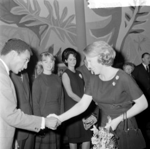 Prinses Beatrix voorstelling speelfilm Plantage Tamarinde bijgewoond, de hoofd, Bestanddeelnr 917-0854