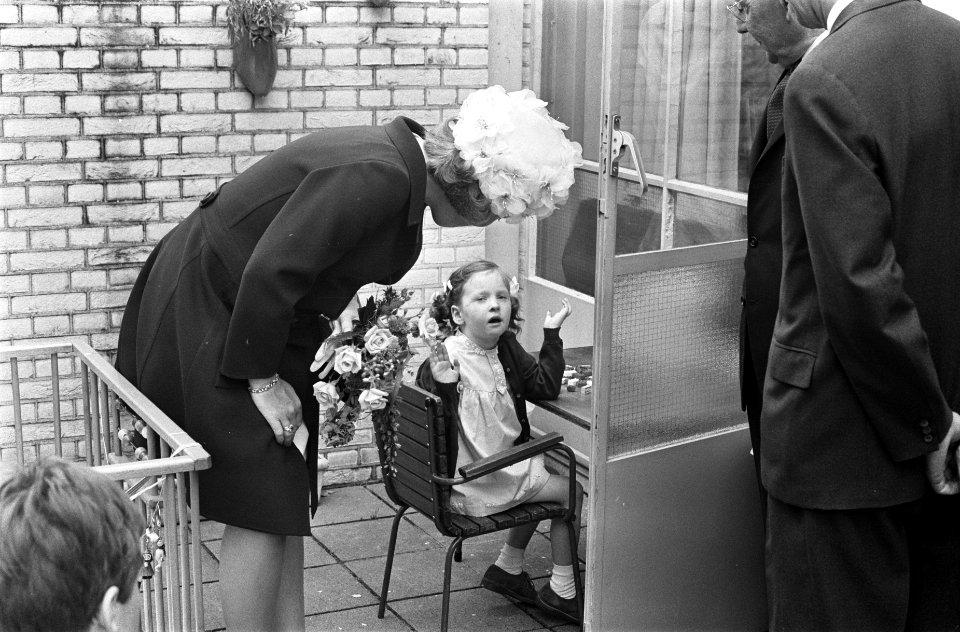 Prinses Beatrix tijdens het bezoek in gesprek met een jonge bewoonster, Bestanddeelnr 922-5624
