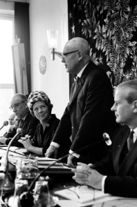 Prinses Beatrix vergadering van de SER bijgewoond te Den Haag drs. Hub. L. Janse, Bestanddeelnr 915-7660