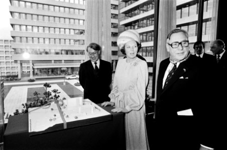 Prinses Beatrix opent in Heerlen nieuwe vleugel van het hoofdkantoor van het Alg, Bestanddeelnr 930-6346
