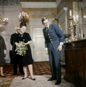 Prinses margriet en pieter van vollenhove ontvangen geschenken voor hun aanstaan, Bestanddeelnr 254-7687