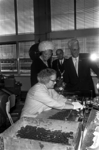 Prinses Beatrix opent in Dordrecht gebouw Dienst Sociale Werkvoorziening, Bestanddeelnr 923-7144