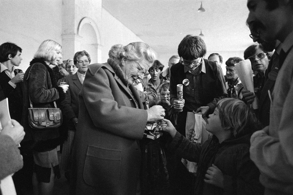 Prinses Juliana ontving zaterdag ongeveer 250 gehandicapten op Paleis Soestdijk , Bestanddeelnr 931-0772