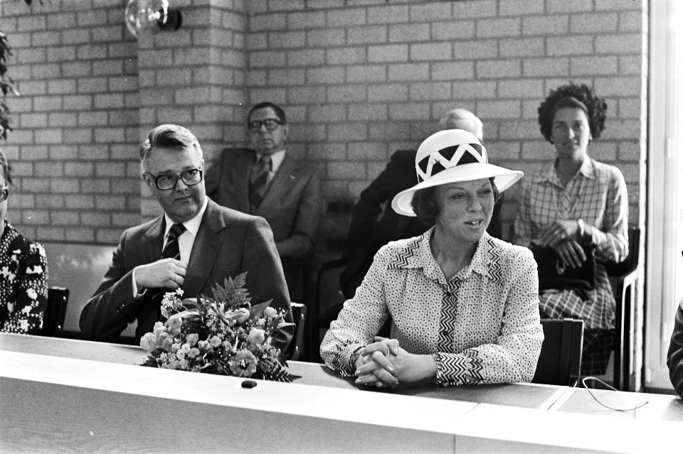 Prinses Beatrix opent uitbreiding Gemeenlandshuis in Edam, Bestanddeelnr 929-7240
